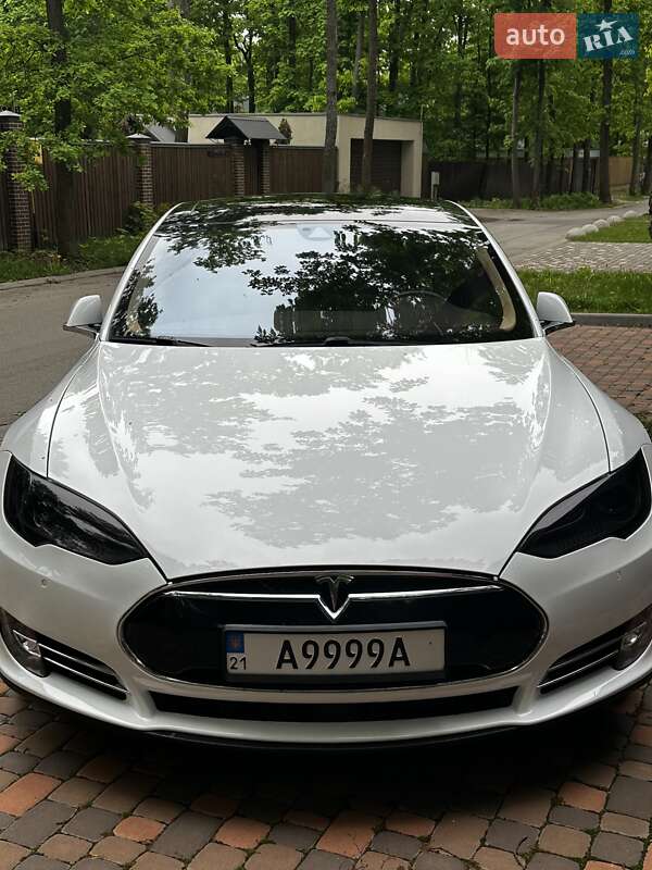 Лифтбек Tesla Model S 2015 в Харькове