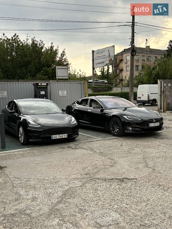 Лифтбек Tesla Model S 2018 в Киеве