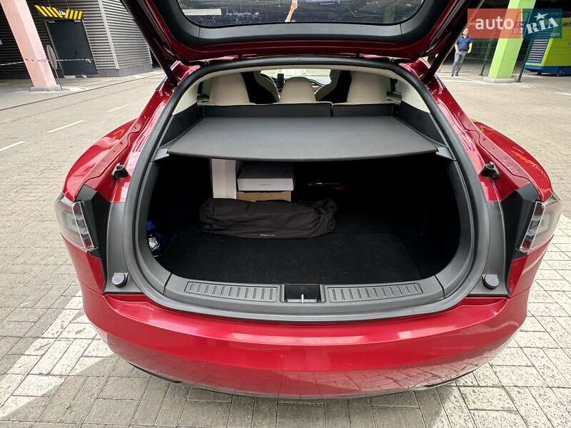 Лифтбек Tesla Model S 2018 в Киеве