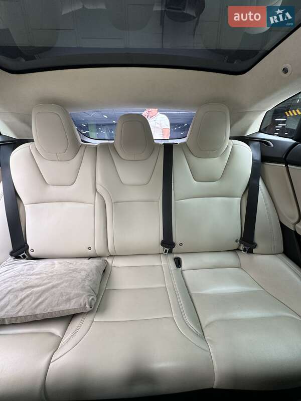 Лифтбек Tesla Model S 2018 в Киеве