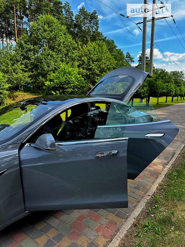 Лифтбек Tesla Model S 2018 в Нововолынске
