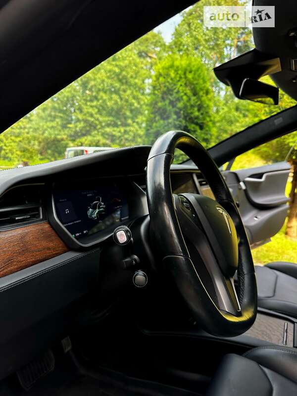 Лифтбек Tesla Model S 2018 в Нововолынске