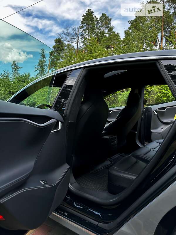 Лифтбек Tesla Model S 2018 в Нововолынске