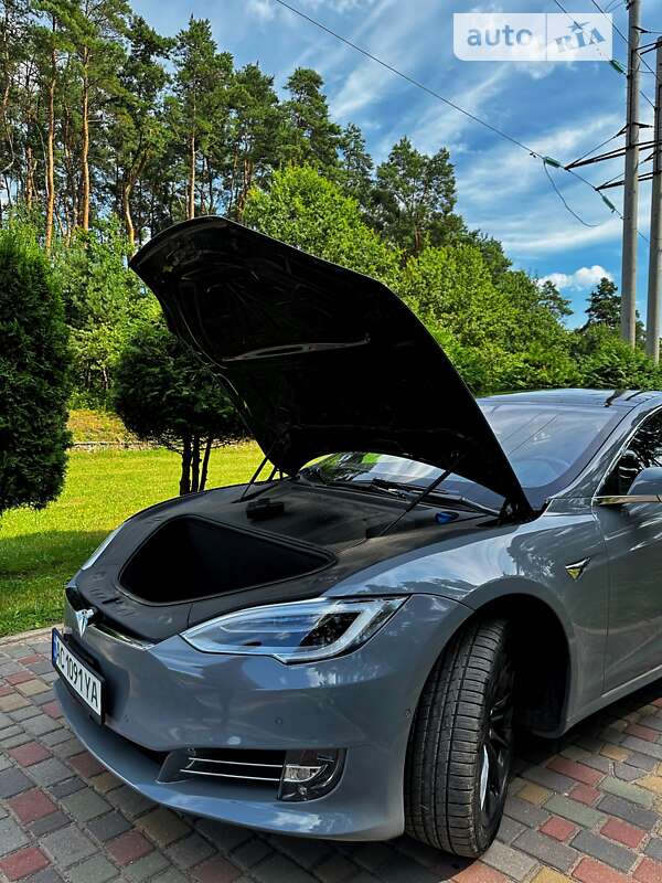Лифтбек Tesla Model S 2018 в Нововолынске