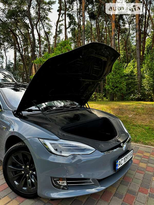 Лифтбек Tesla Model S 2018 в Нововолынске
