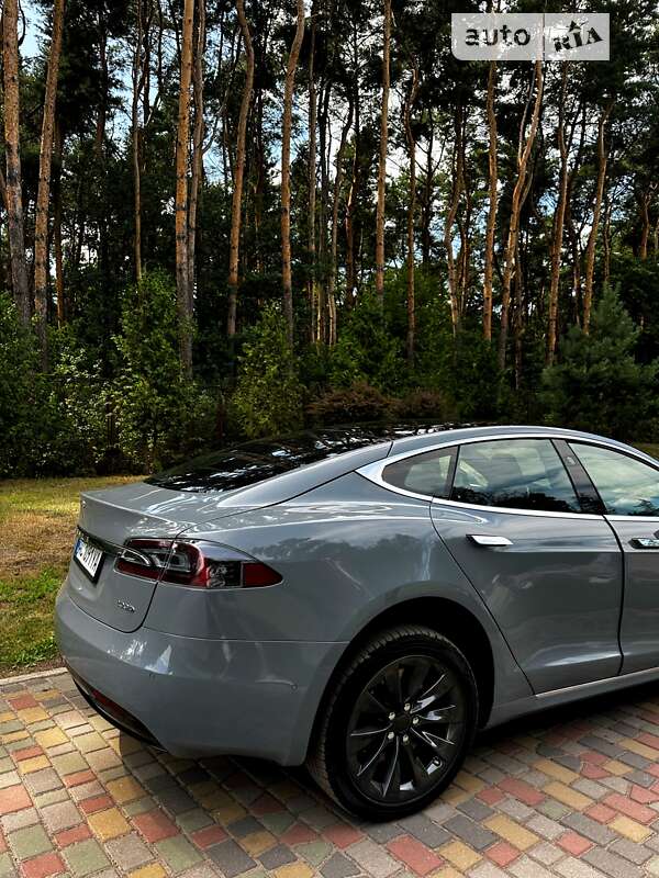 Лифтбек Tesla Model S 2018 в Нововолынске