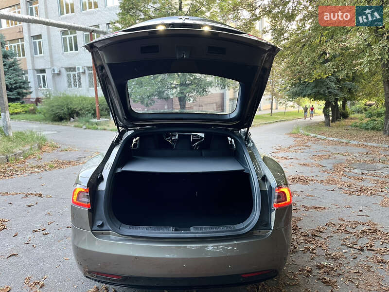 Лифтбек Tesla Model S 2016 в Днепре фото 16 Лифтбек Tesla Model S 2016 в Днепре