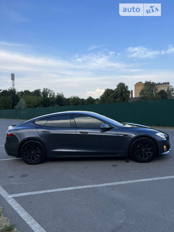 Ліфтбек Tesla Model S 2016 в Івано-Франківську