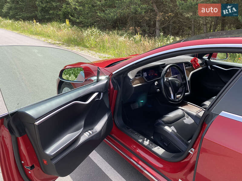 Лифтбек Tesla Model S 2017 в Львове