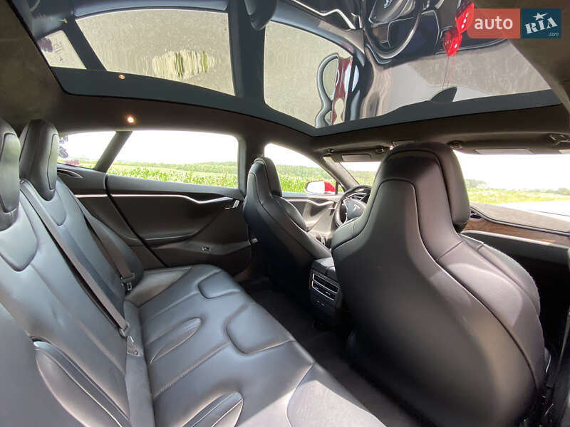 Лифтбек Tesla Model S 2017 в Львове