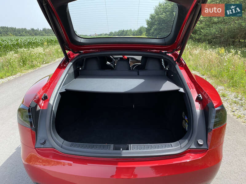 Лифтбек Tesla Model S 2017 в Львове