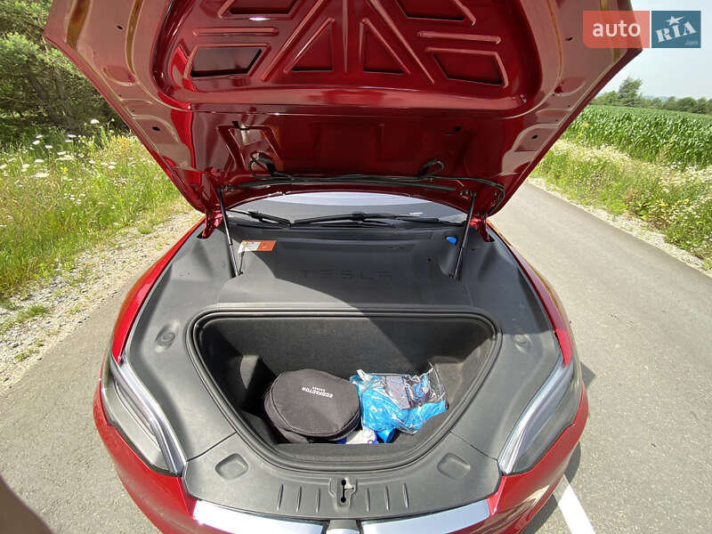 Лифтбек Tesla Model S 2017 в Львове