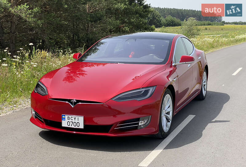 Лифтбек Tesla Model S 2017 в Львове