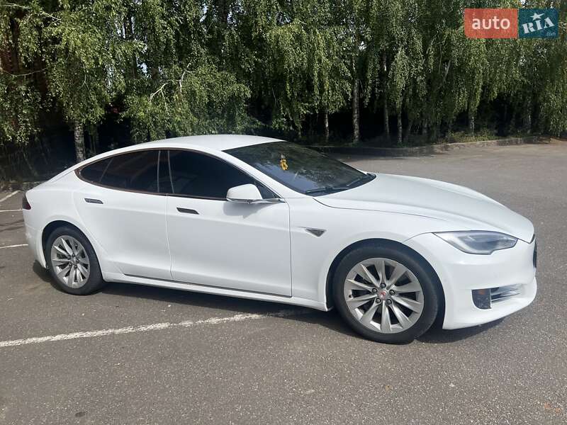 Лифтбек Tesla Model S 2016 в Виннице