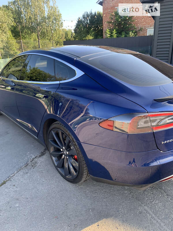Ліфтбек Tesla Model S 2015 в Івано-Франківську
