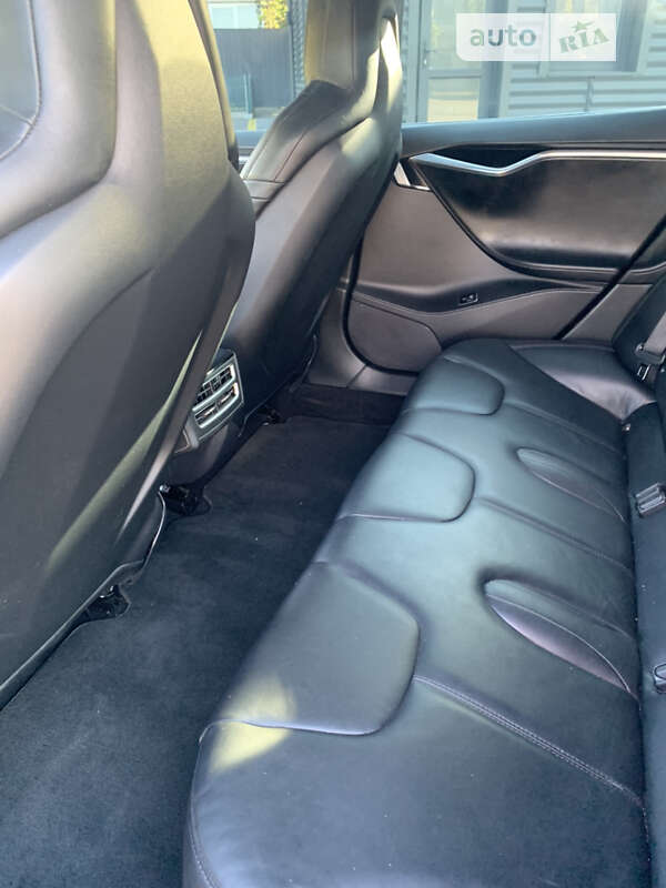 Ліфтбек Tesla Model S 2015 в Івано-Франківську