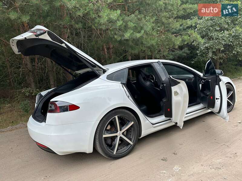 Лифтбек Tesla Model S 2017 в Киеве