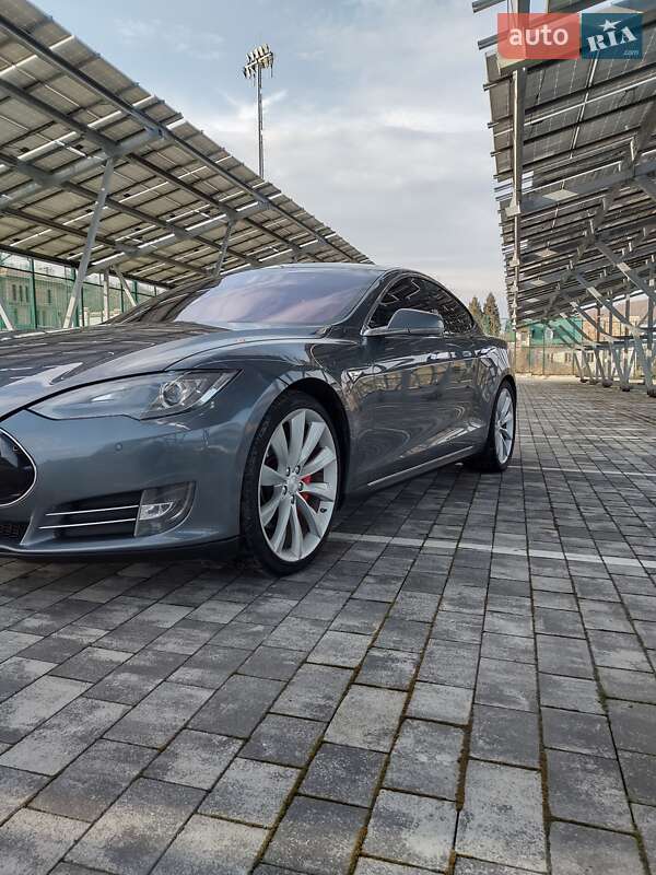 Лифтбек Tesla Model S 2014 в Львове