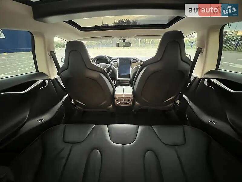 Лифтбек Tesla Model S 2014 в Львове