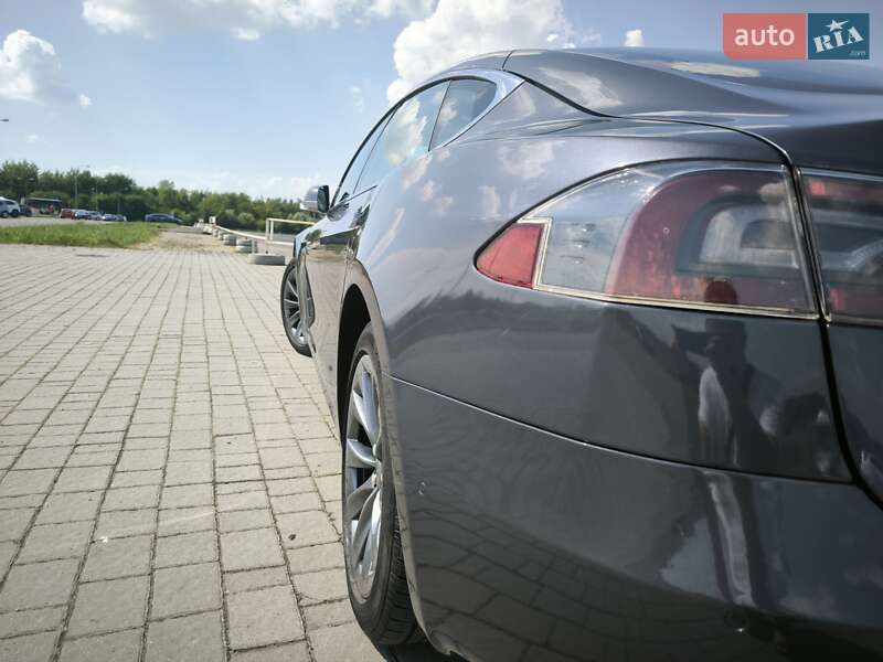 Ліфтбек Tesla Model S 2017 в Львові