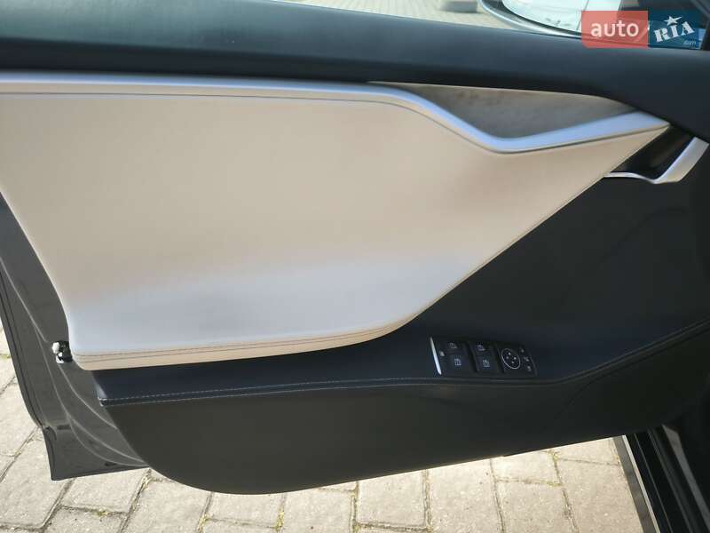 Ліфтбек Tesla Model S 2017 в Львові