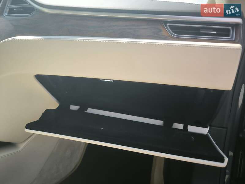 Ліфтбек Tesla Model S 2017 в Львові