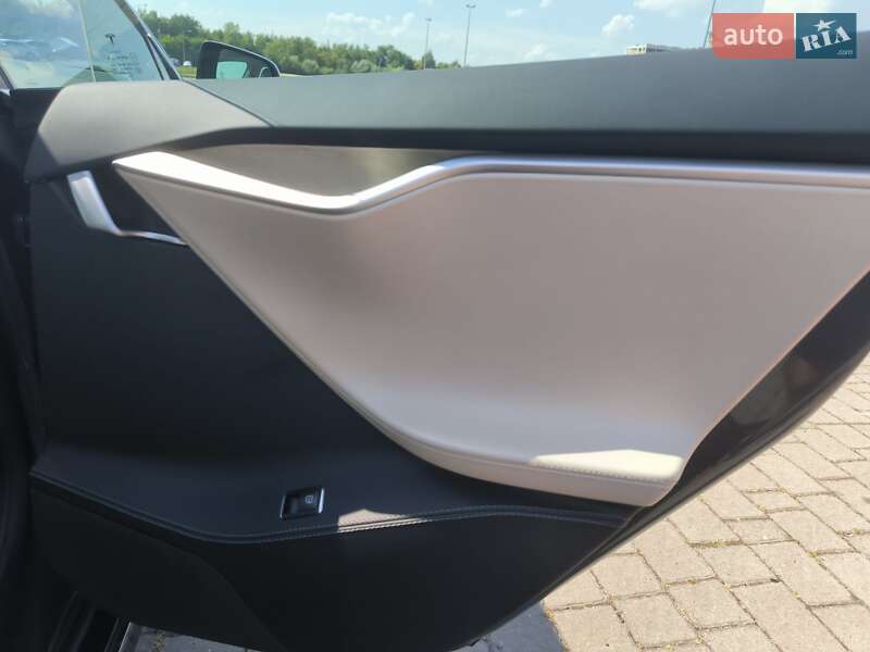 Ліфтбек Tesla Model S 2017 в Львові