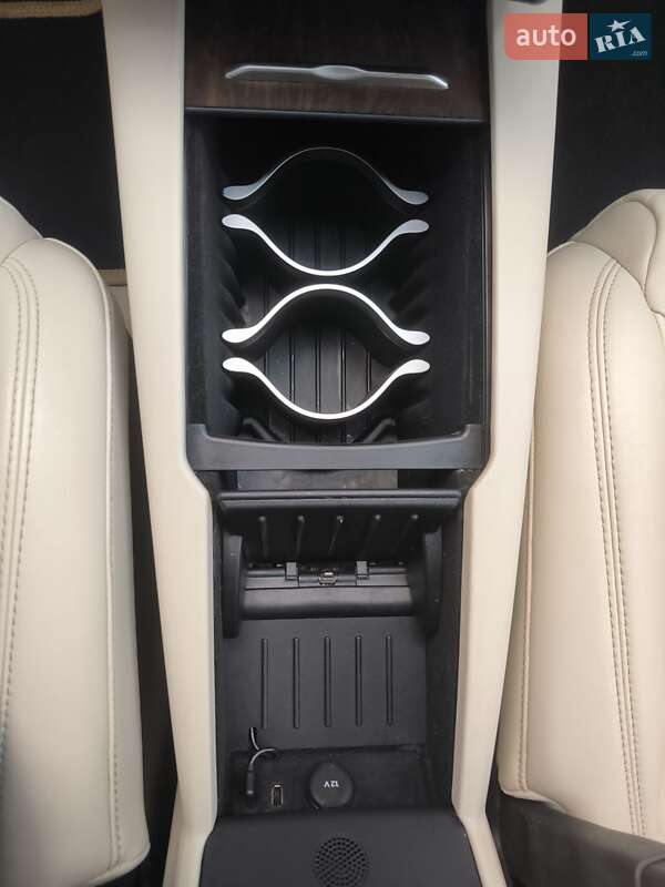 Ліфтбек Tesla Model S 2017 в Львові