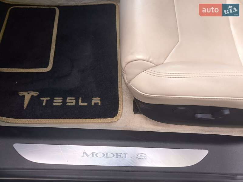 Ліфтбек Tesla Model S 2017 в Львові