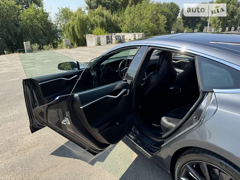 Ліфтбек Tesla Model S 2017 в Дніпрі фото 18 Ліфтбек Tesla Model S 2017 в Дніпрі