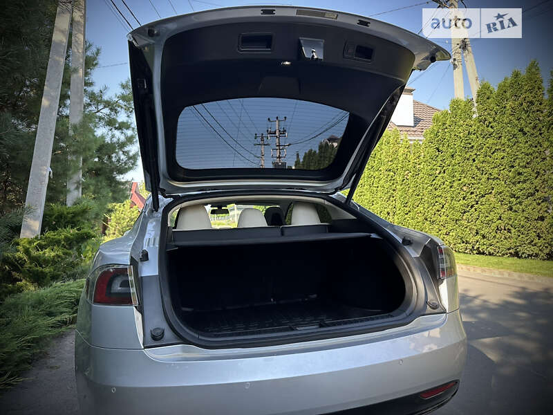 Лифтбек Tesla Model S 2017 в Киеве фото 25 Лифтбек Tesla Model S 2017 в Киеве