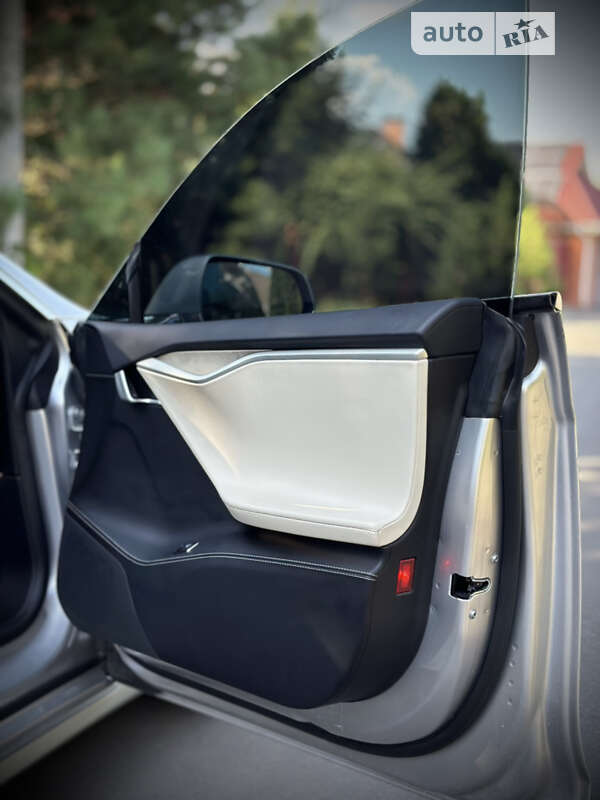 Лифтбек Tesla Model S 2017 в Киеве фото 35 Лифтбек Tesla Model S 2017 в Киеве