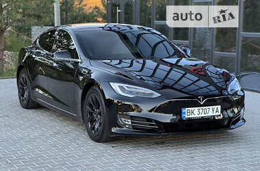 Лифтбек Tesla Model S 2018 в Ровно