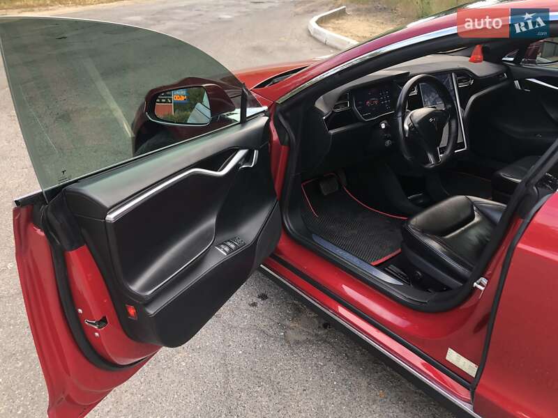 Лифтбек Tesla Model S 2016 в Киеве