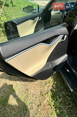 Лифтбек Tesla Model S 2013 в 