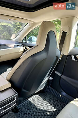 Лифтбек Tesla Model S 2013 в 