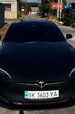 Лифтбек Tesla Model S 2017 в 