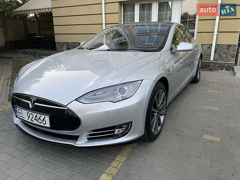 Лифтбек Tesla Model S 2015 в Бродах