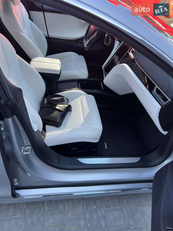 Лифтбек Tesla Model S 2017 в Ивано-Франковске