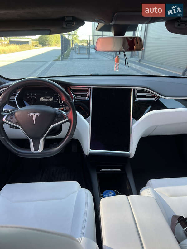 Лифтбек Tesla Model S 2017 в Ивано-Франковске