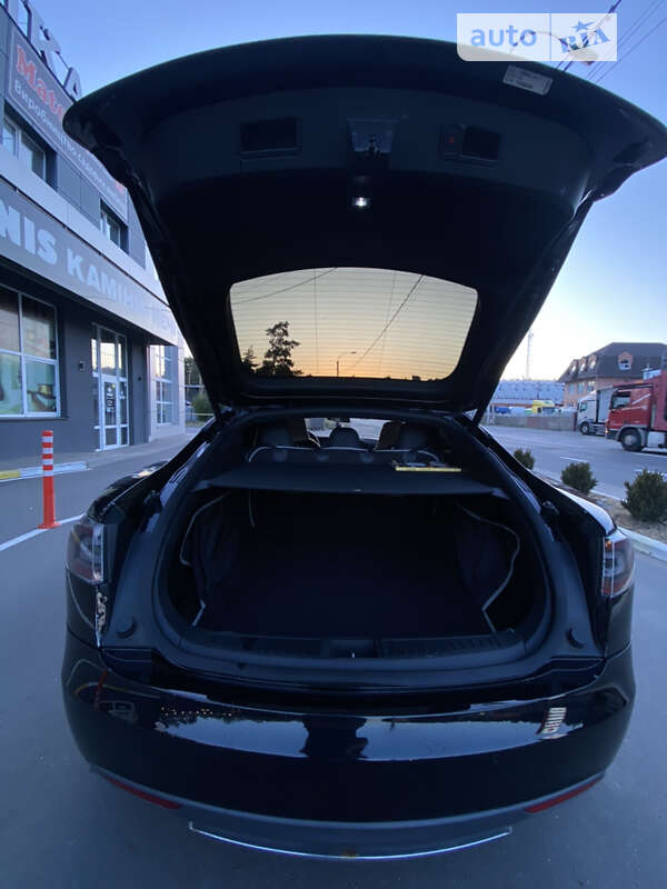 Лифтбек Tesla Model S 2015 в Киеве