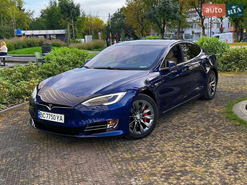 Лифтбек Tesla Model S 2016 в Львове
