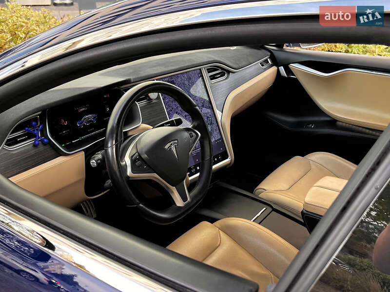 Лифтбек Tesla Model S 2016 в Львове