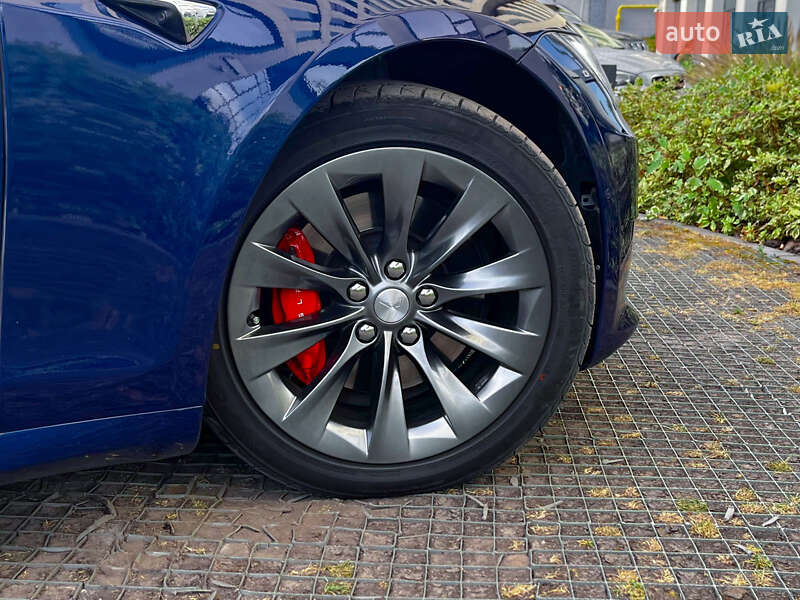 Лифтбек Tesla Model S 2016 в Львове