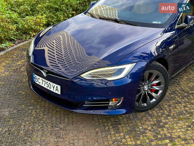 Лифтбек Tesla Model S 2016 в Львове