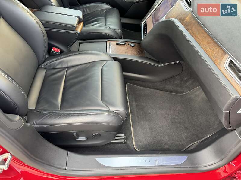Лифтбек Tesla Model S 2017 в Черновцах