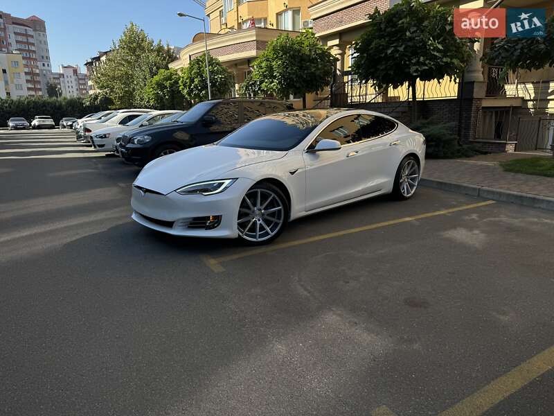 Лифтбек Tesla Model S 2020 в Киеве