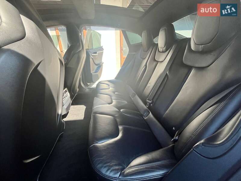 Лифтбек Tesla Model S 2016 в Сарнах