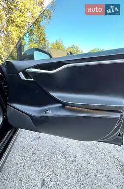 Лифтбек Tesla Model S 2016 в Сарнах