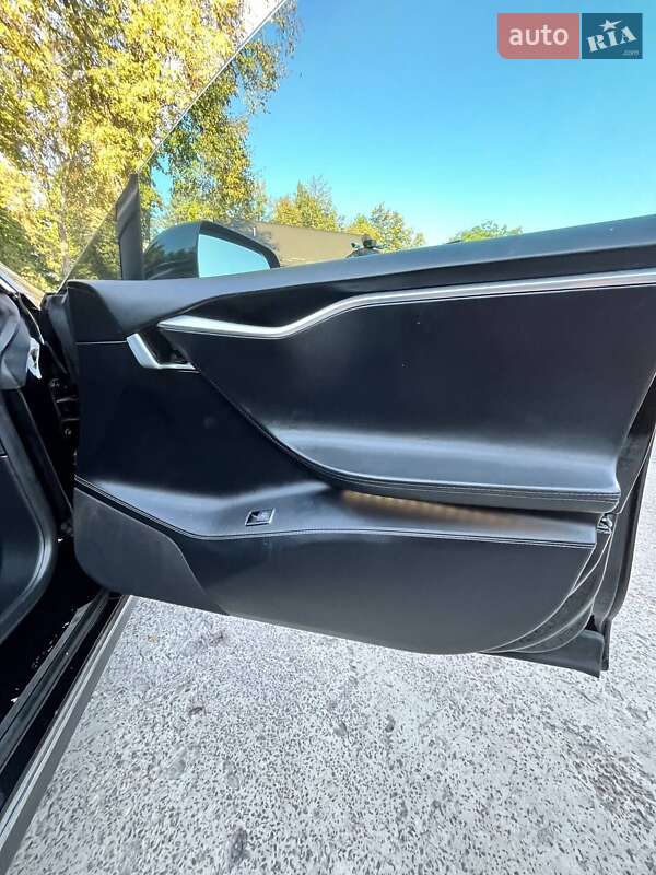 Лифтбек Tesla Model S 2016 в Сарнах